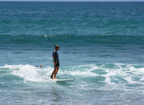 Surfing_na_Bali_longboard